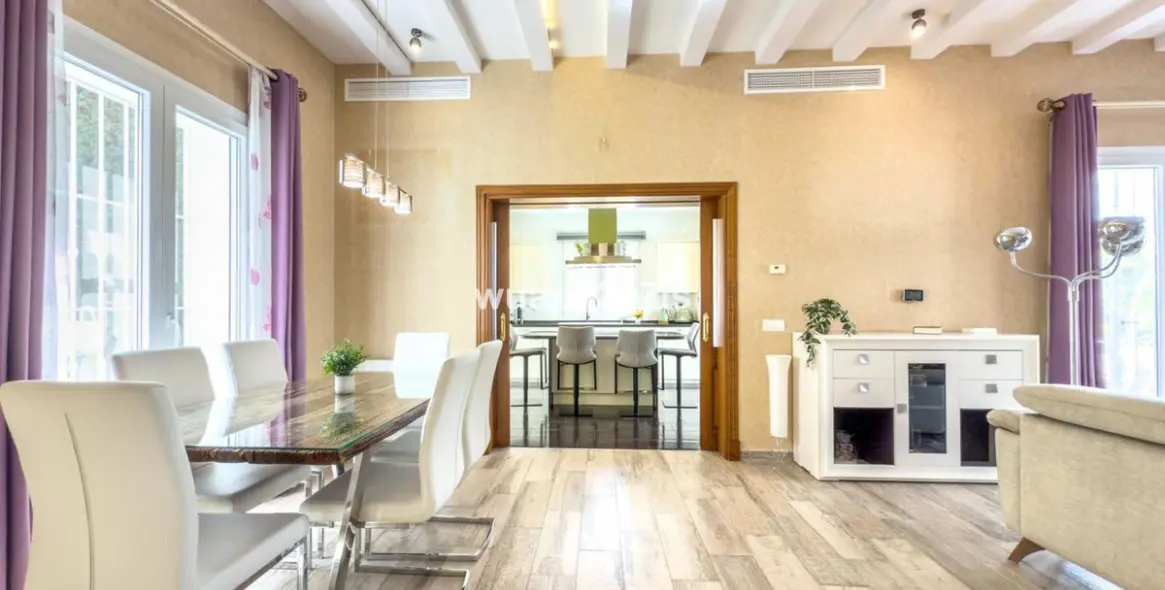 Sale of detached villa in Istán 12