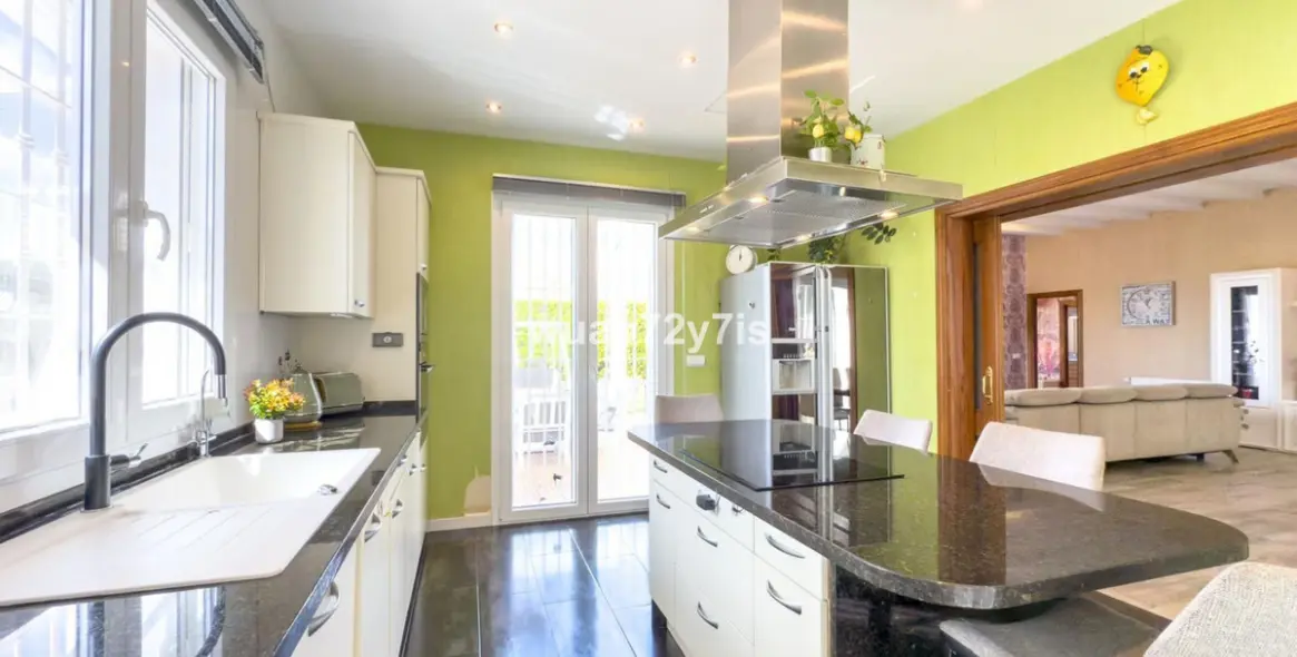 Sale of detached villa in Istán 18