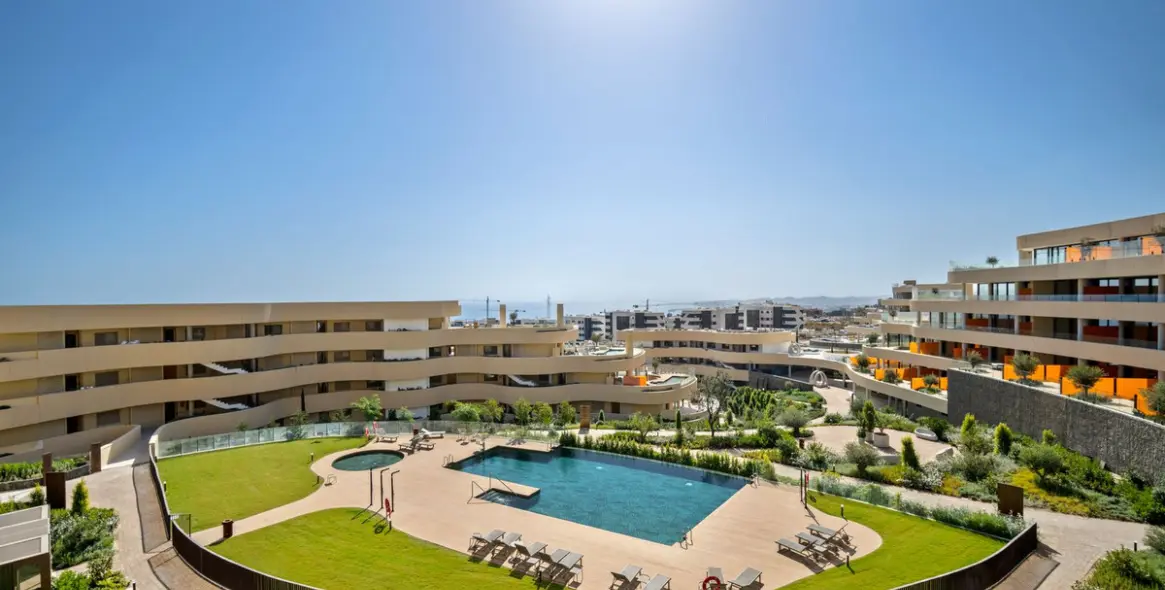 Sale of middle floor apartment in Fuengirola 1