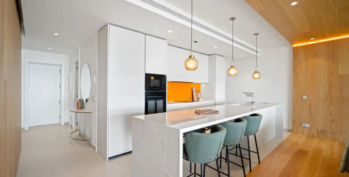 Sale of middle floor apartment in Fuengirola 2