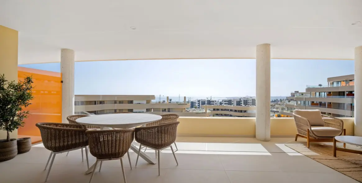 Sale of middle floor apartment in Fuengirola 15