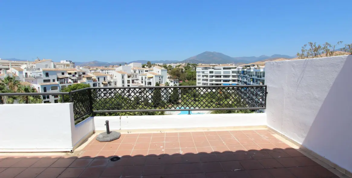 Short-term rent of penthouse in Puerto Banús 17