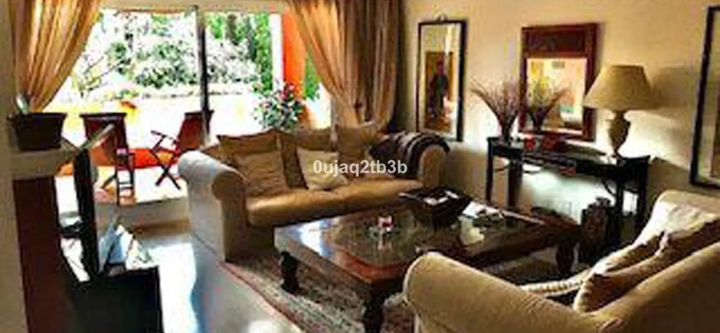 Sale of middle floor apartment in New Golden Mile 1