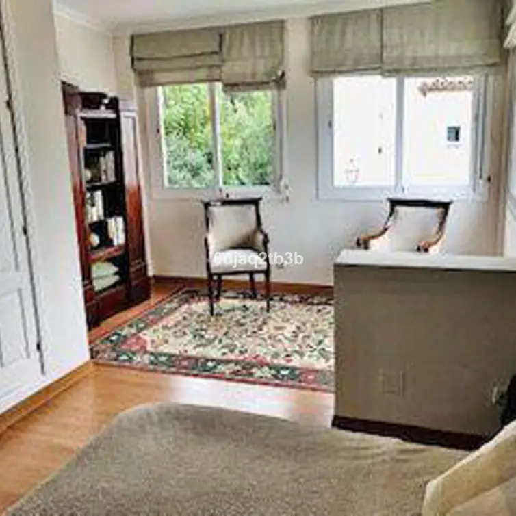 Sale of middle floor apartment in New Golden Mile