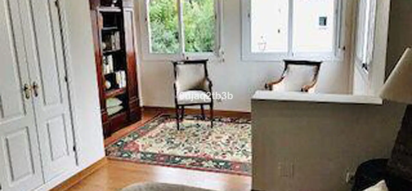 Sale of middle floor apartment in New Golden Mile 4
