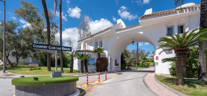 Sale of ground floor apartment in Nueva Andalucía 0