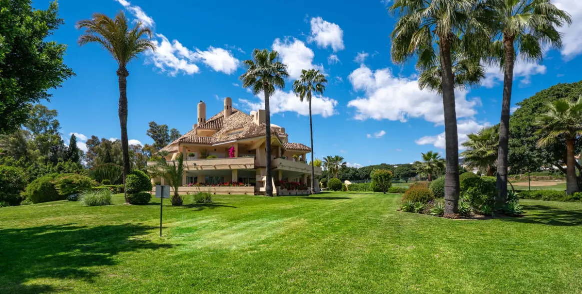 Sale of ground floor apartment in Nueva Andalucía 30