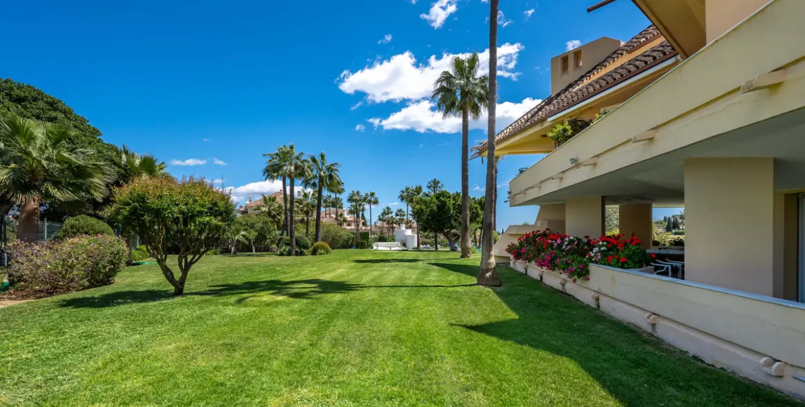 Sale of ground floor apartment in Nueva Andalucía 32