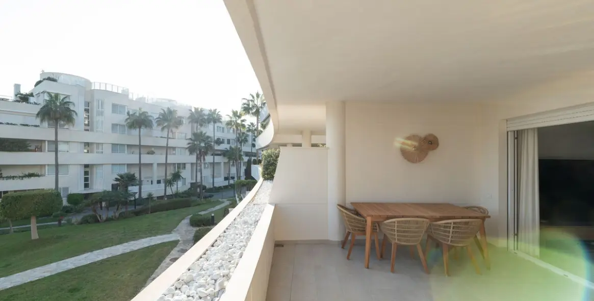 Venta de apartamento en planta media en Estepona 3
