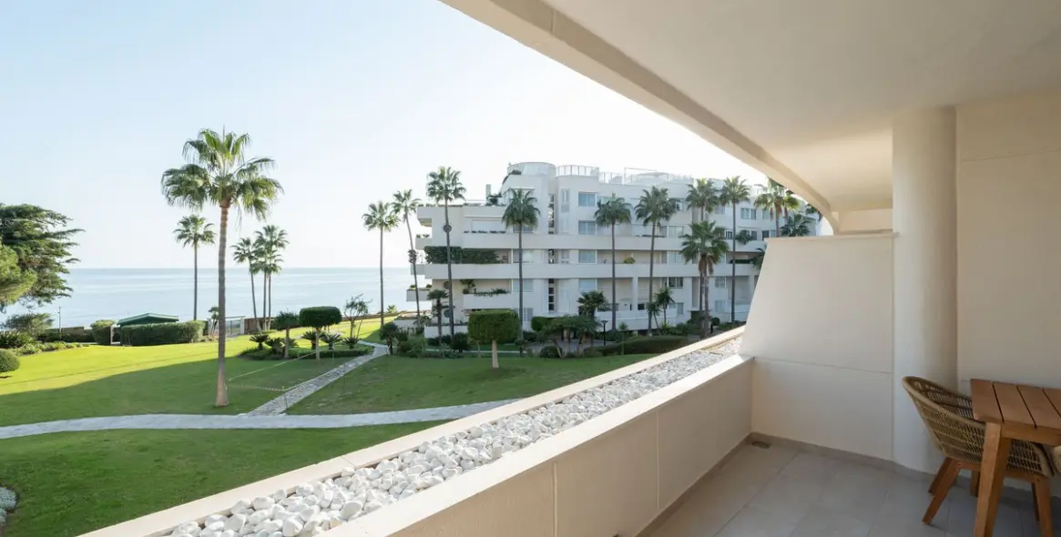 Venta de apartamento en planta media en Estepona 4