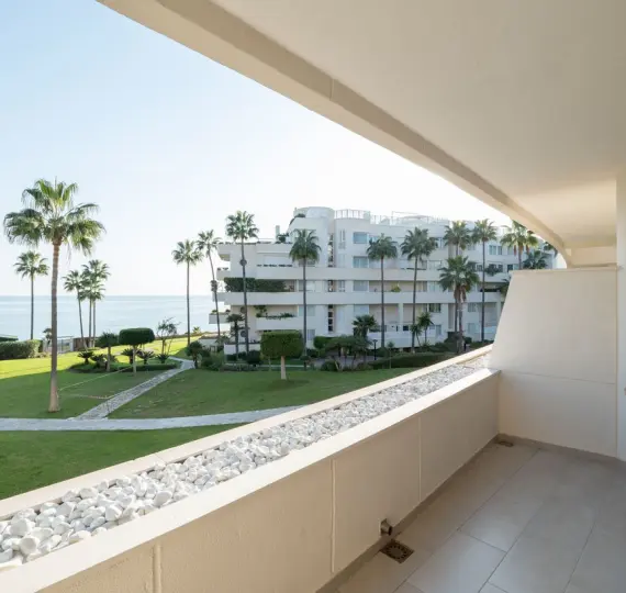 Venta de apartamento en planta media en Estepona