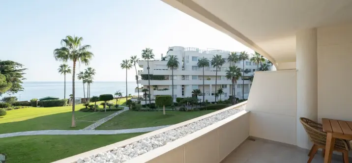Venta de apartamento en planta media en Estepona 3