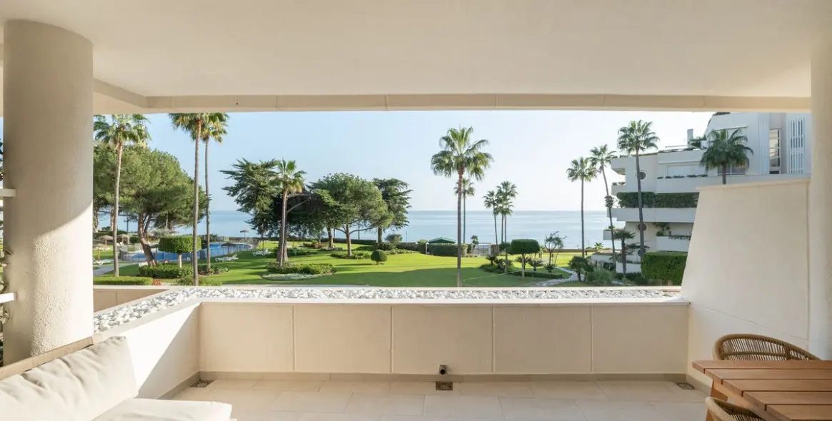 Venta de apartamento en planta media en Estepona 5