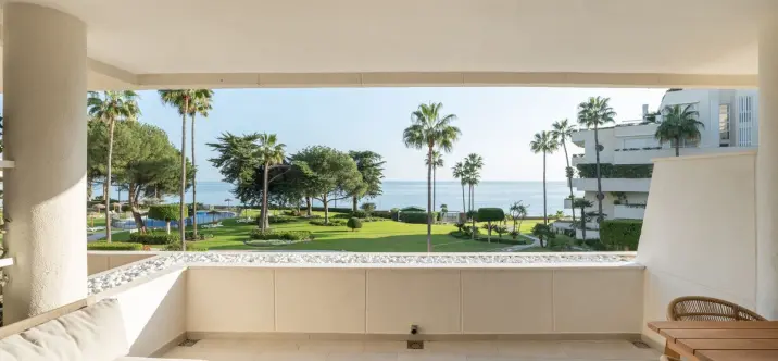 Venta de apartamento en planta media en Estepona 4