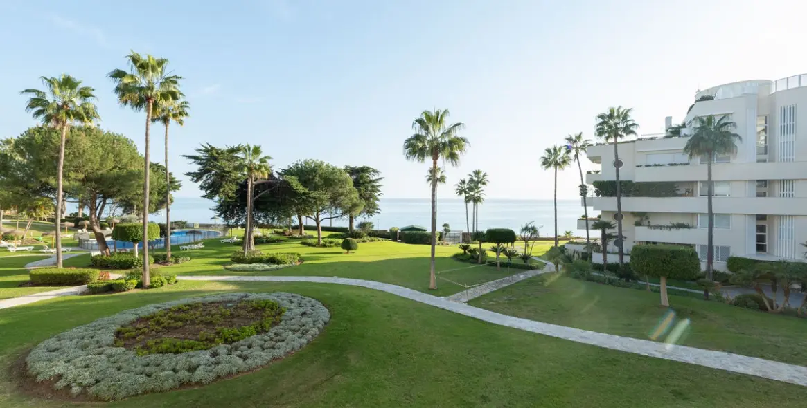 Venta de apartamento en planta media en Estepona 6