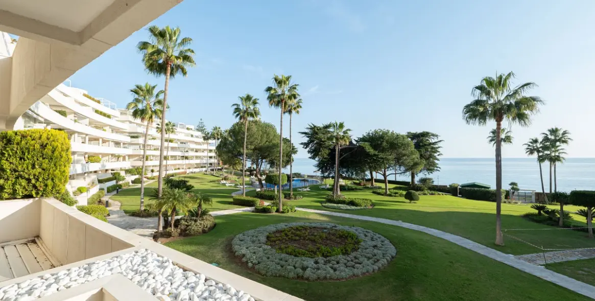 Venta de apartamento en planta media en Estepona 7