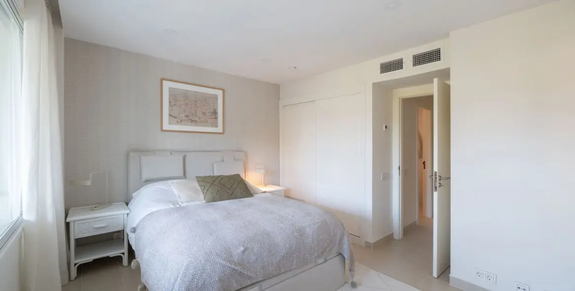 Venta de apartamento en planta media en Estepona 10