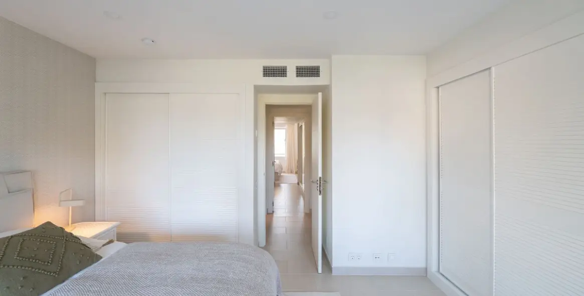 Venta de apartamento en planta media en Estepona 12