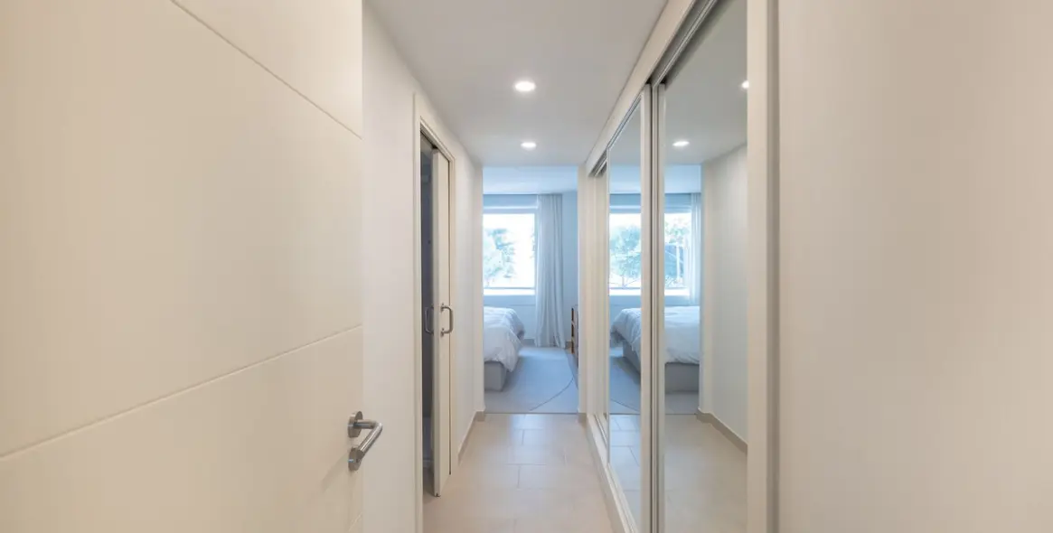 Venta de apartamento en planta media en Estepona 13