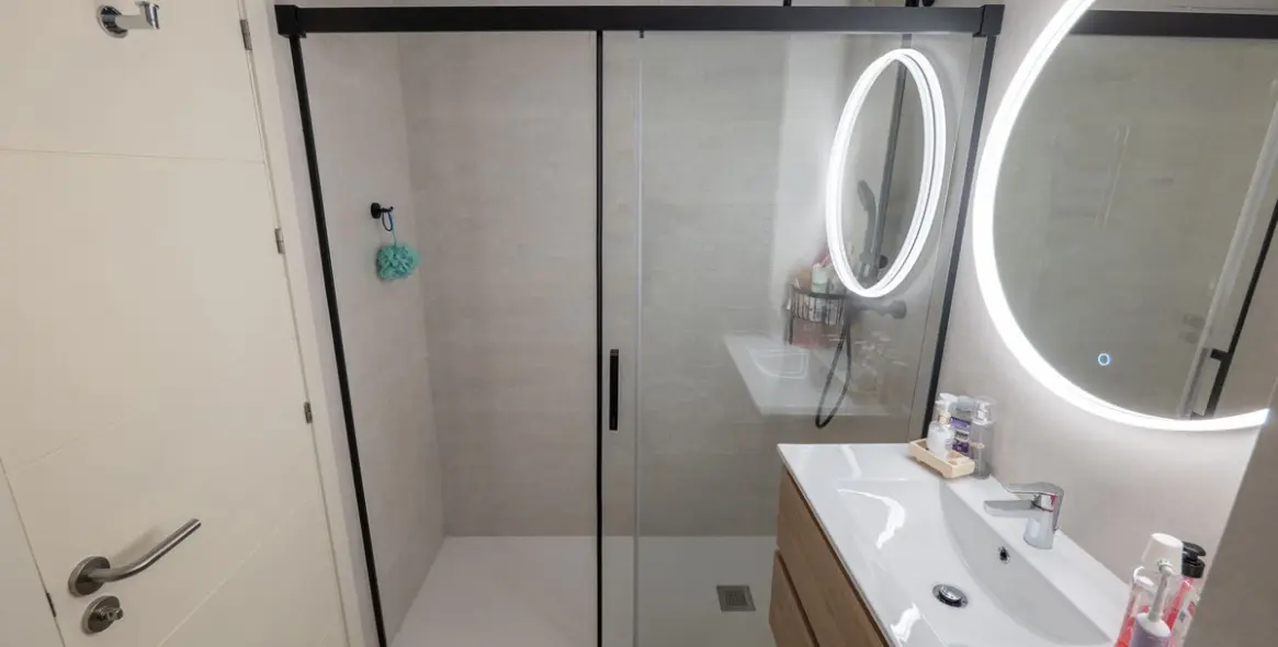 Venta de apartamento en planta media en Estepona 15