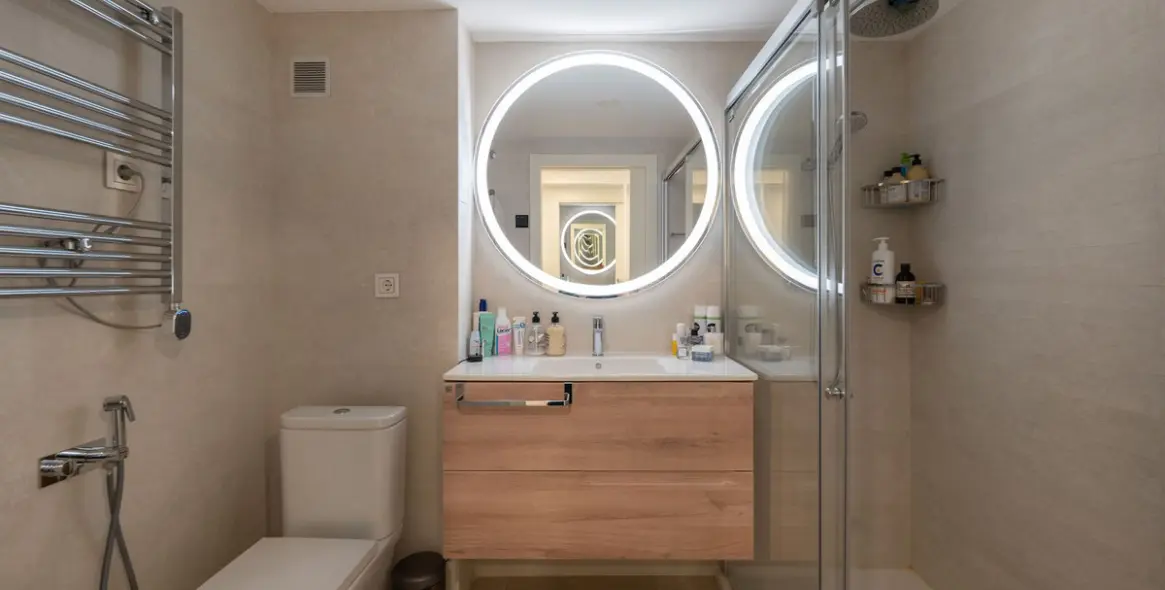 Venta de apartamento en planta media en Estepona 16