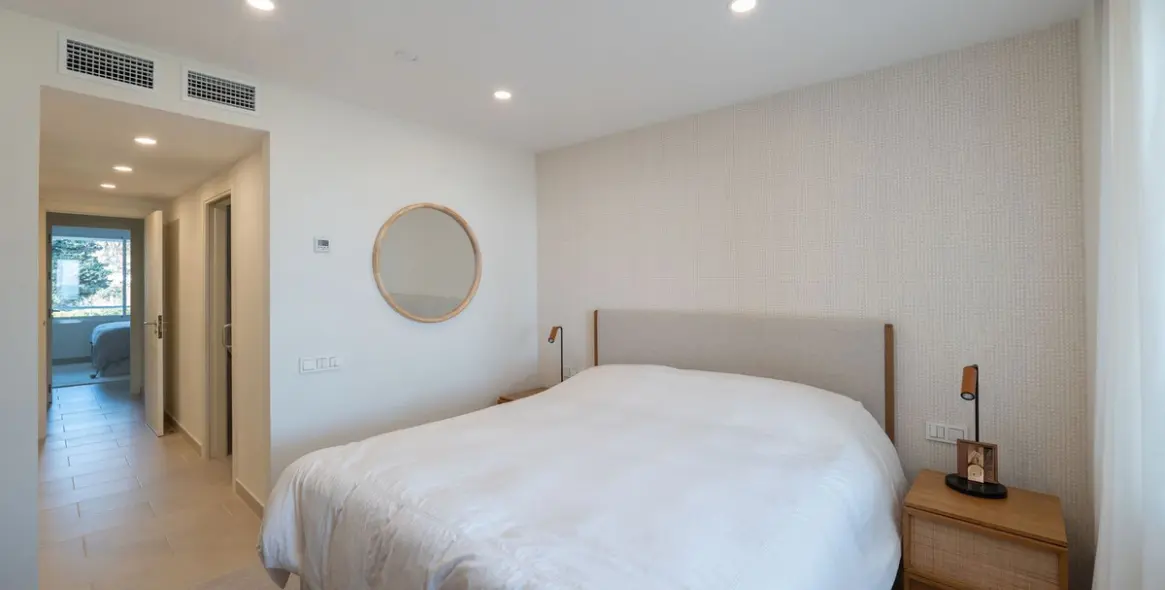 Venta de apartamento en planta media en Estepona 18