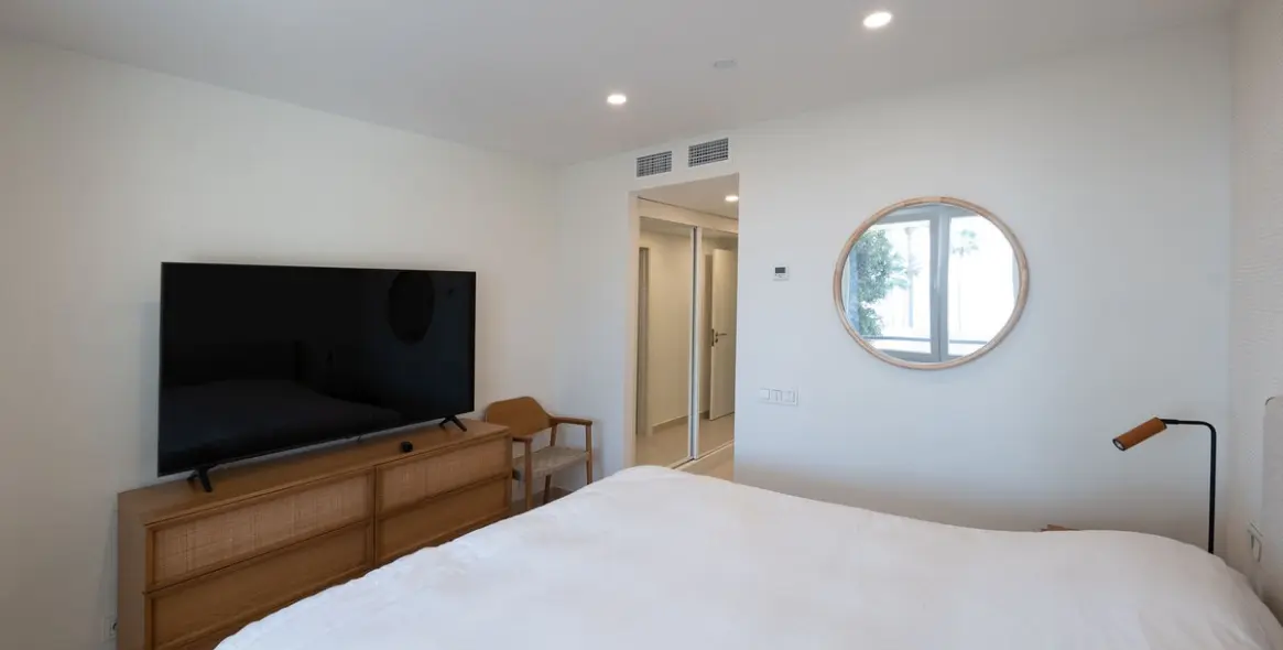 Venta de apartamento en planta media en Estepona 19