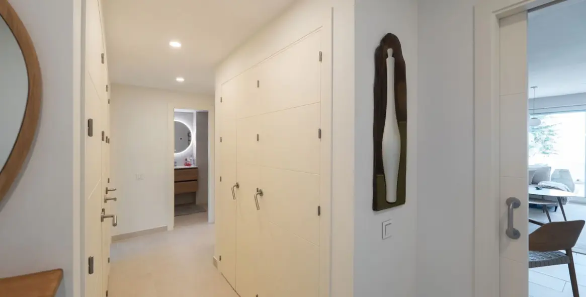 Venta de apartamento en planta media en Estepona 24