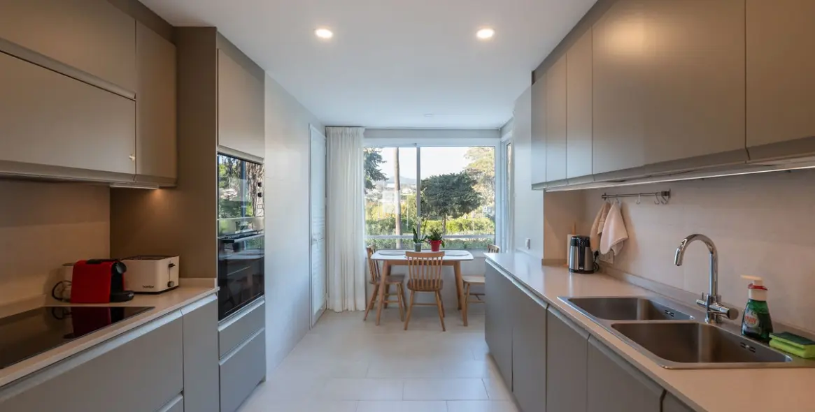 Venta de apartamento en planta media en Estepona 29