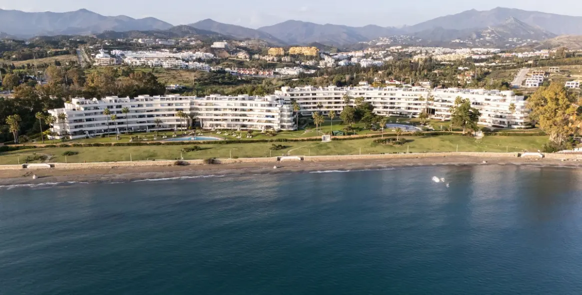 Venta de apartamento en planta media en Estepona 38