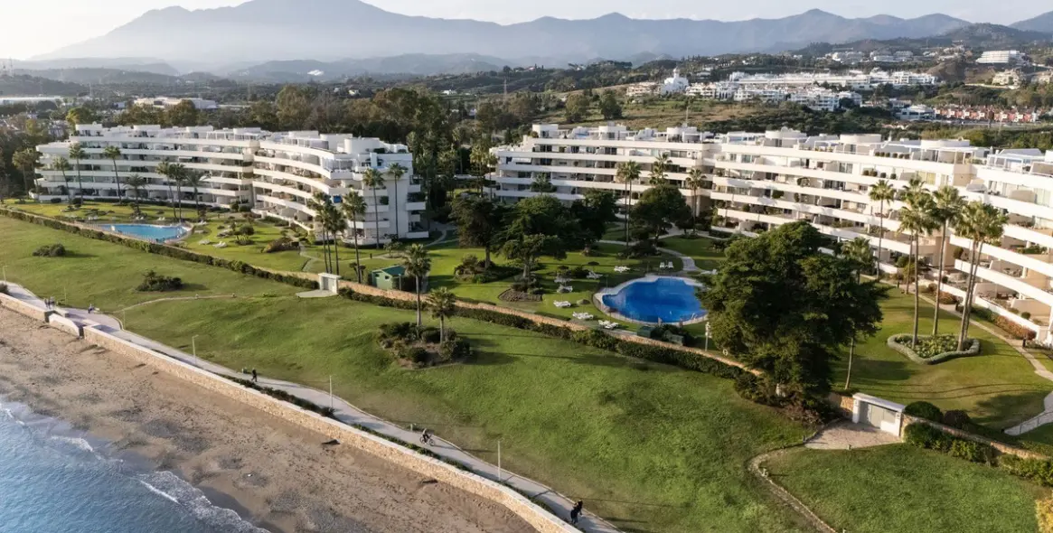 Venta de apartamento en planta media en Estepona 40