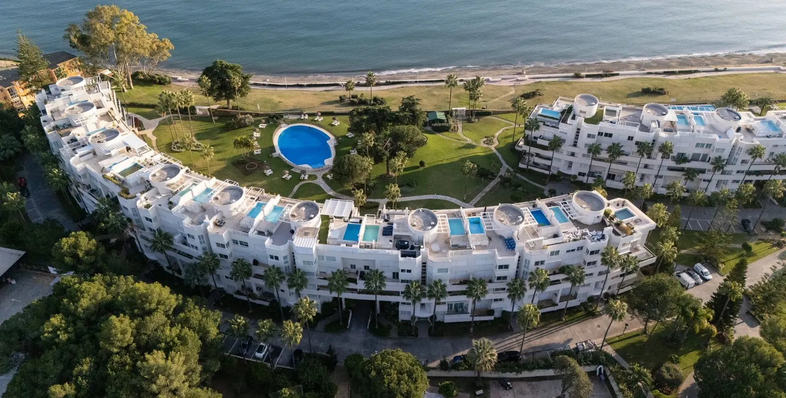 Long-term rent of middle floor apartment in Estepona 1