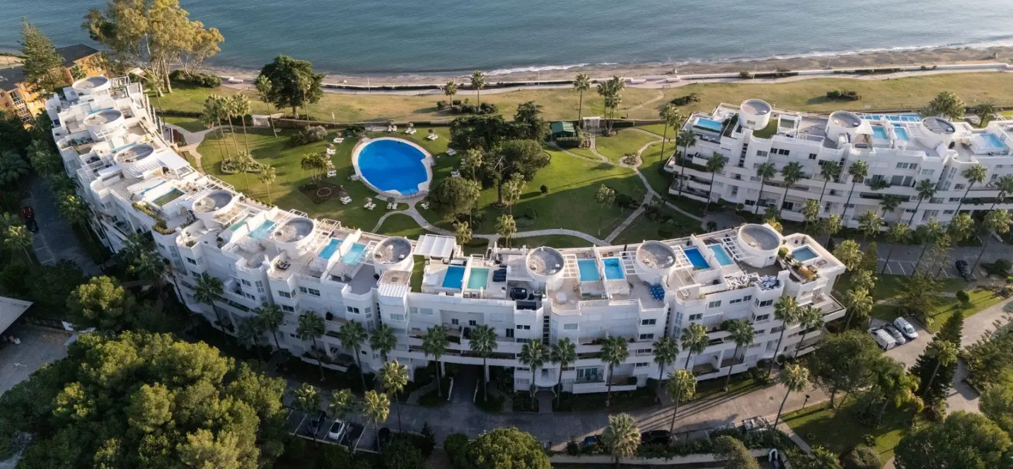 Long-term rent of middle floor apartment in Estepona 0