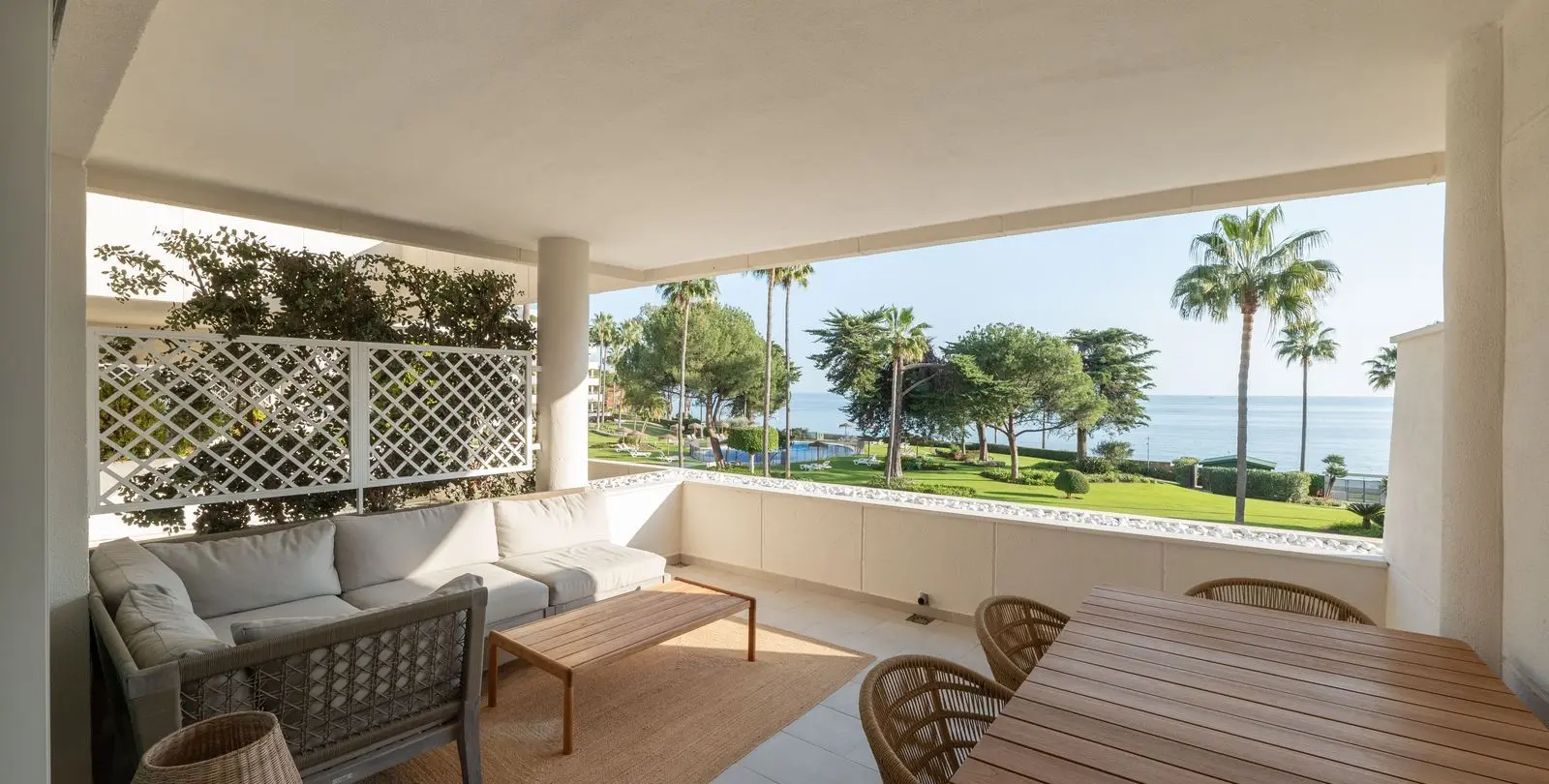 Long-term rent of middle floor apartment in Estepona 2