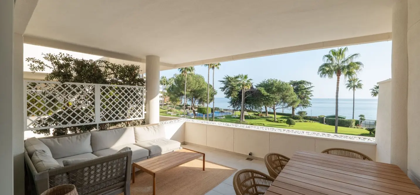 Long-term rent of middle floor apartment in Estepona 1