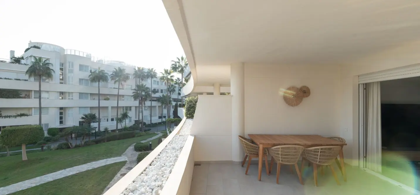 Long-term rent of middle floor apartment in Estepona 2