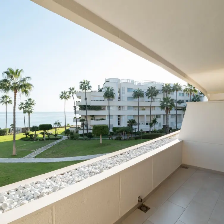Long-term rent of middle floor apartment in Estepona