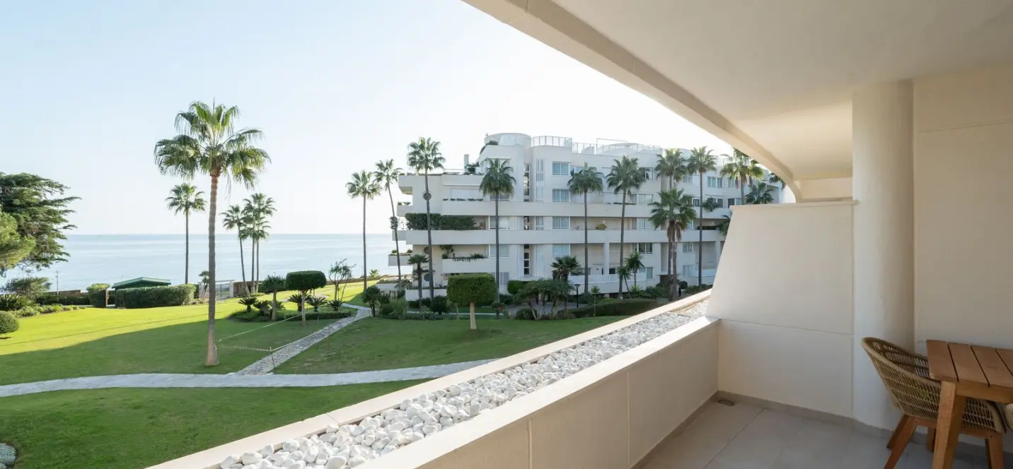 Long-term rent of middle floor apartment in Estepona 3