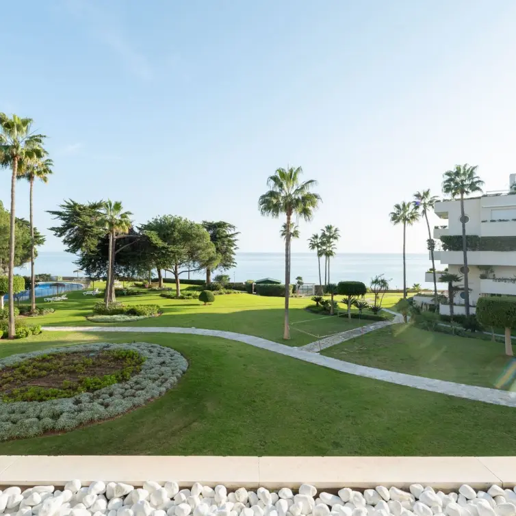 Long-term rent of middle floor apartment in Estepona