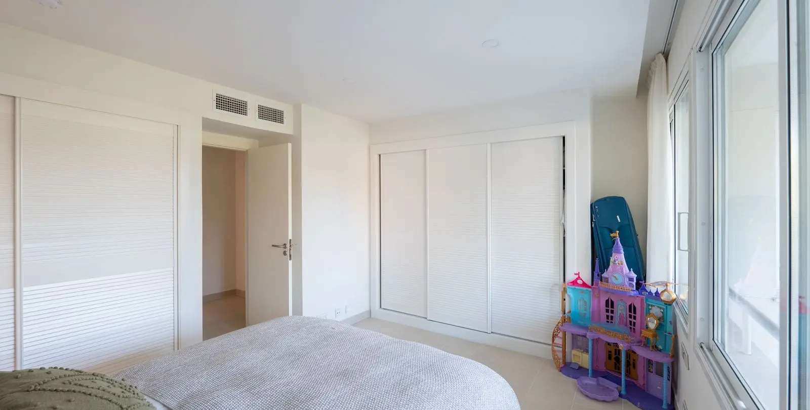 Long-term rent of middle floor apartment in Estepona 11
