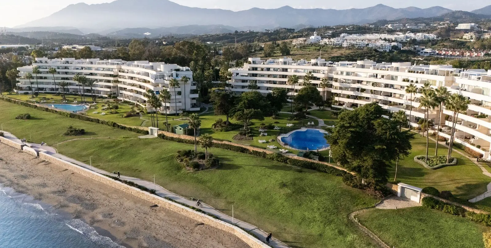 Long-term rent of middle floor apartment in Estepona 40