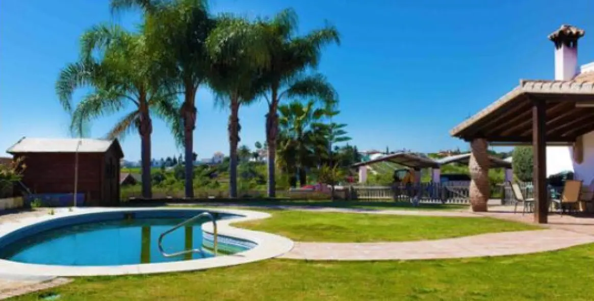 Sale of detached villa in Estepona 1