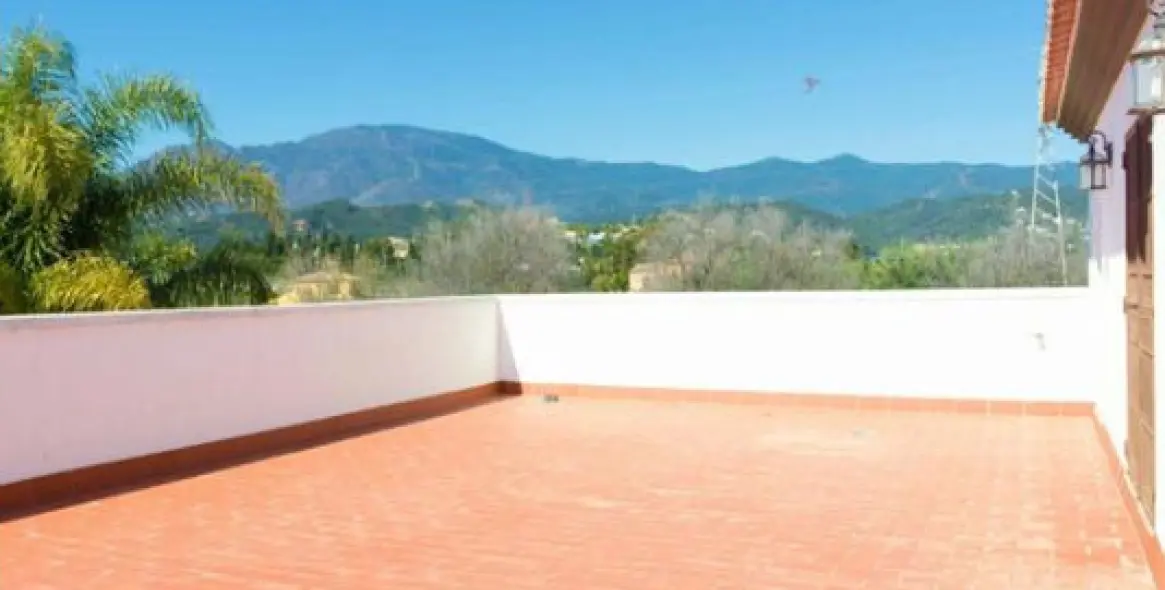 Sale of detached villa in Estepona 3