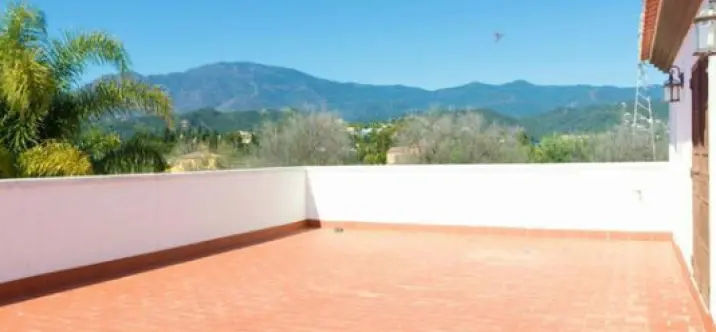 Продажа  отдельно стоящей виллы в Estepona 2
