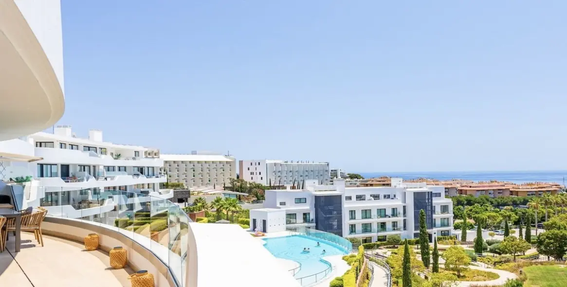 Sale of middle floor apartment in Fuengirola 2