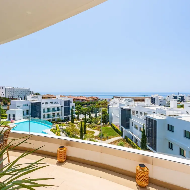 Sale of middle floor apartment in Fuengirola