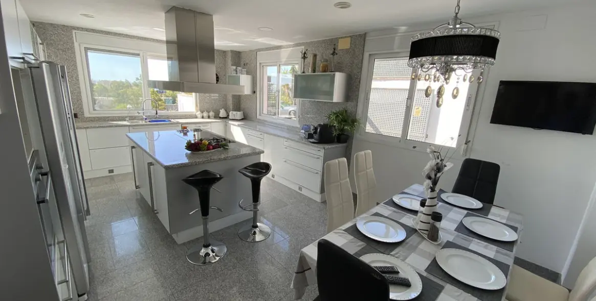 Продажа  отдельно стоящей виллы в Torremolinos 5