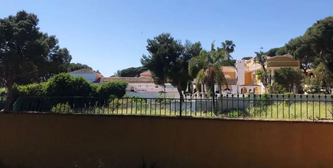 Продажа  жилого участка в Marbella East (район Hacienda Las Chapas) 1