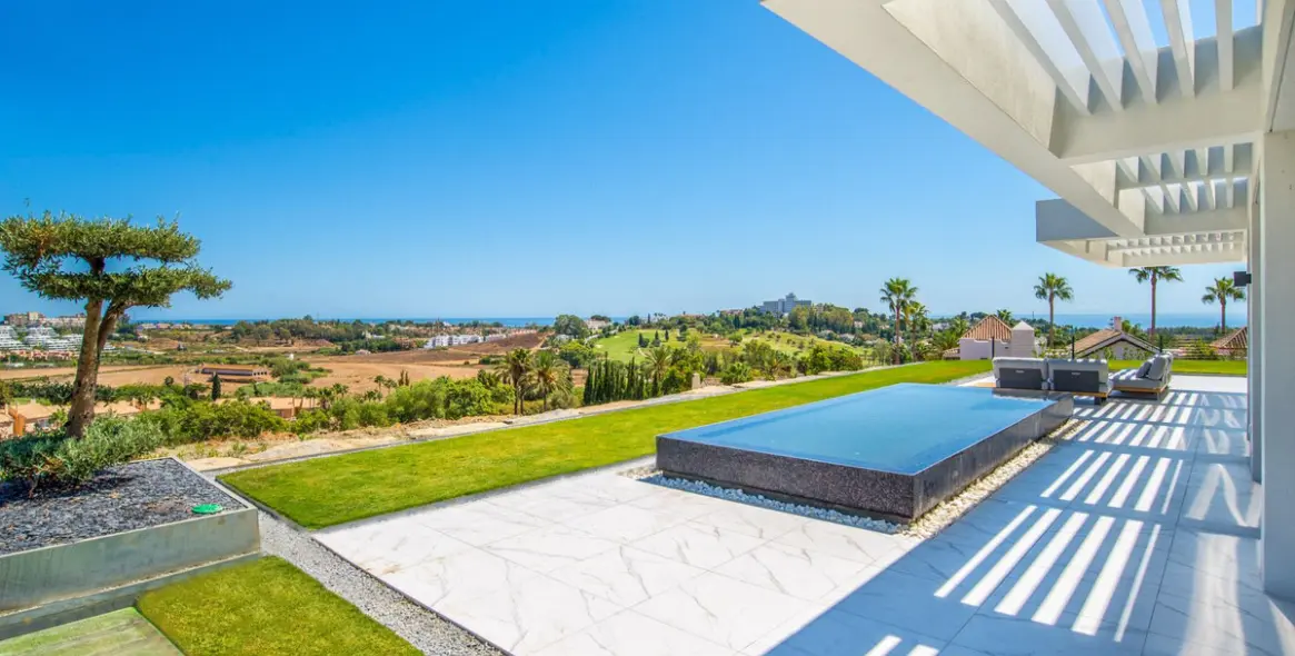 Sale of middle floor apartment in El Paraiso 10