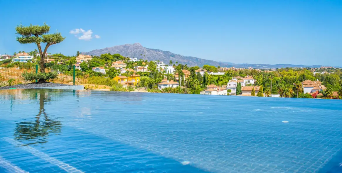 Sale of middle floor apartment in El Paraiso 12